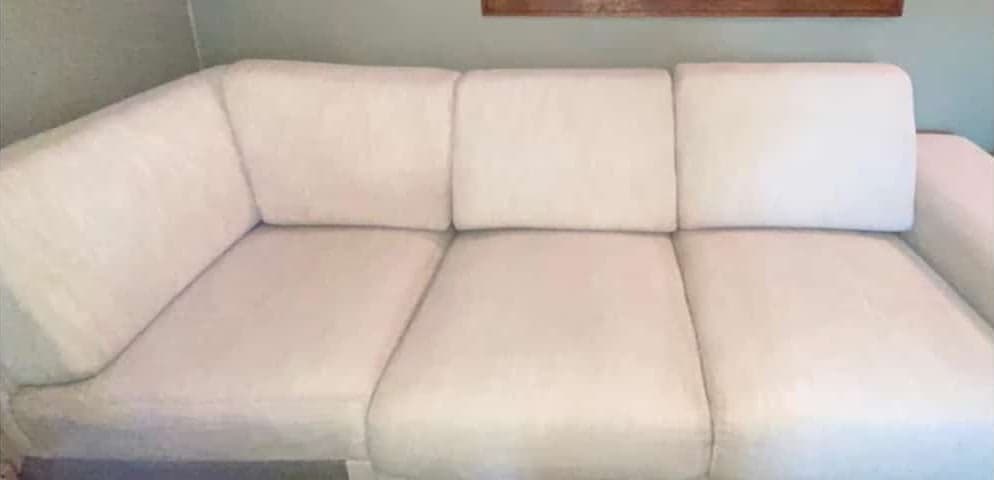 Le même canapé après détachage : tissu uniforme, teinte d'origine retrouvée