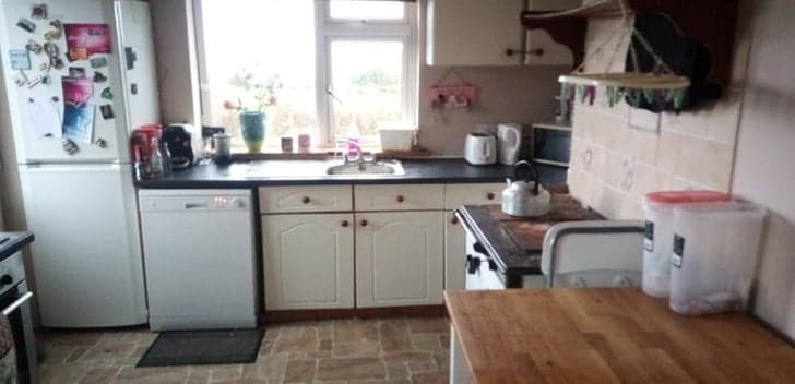 La même cuisine remise au net : plans dégagés, façades essuyées, sol propre