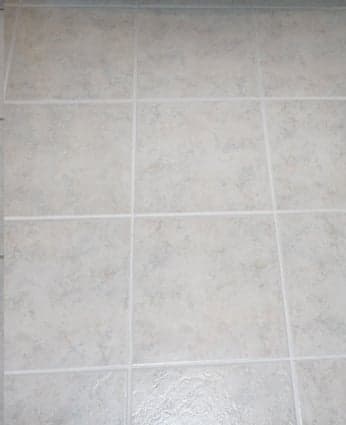 Le même carrelage, joints redevenus clairs