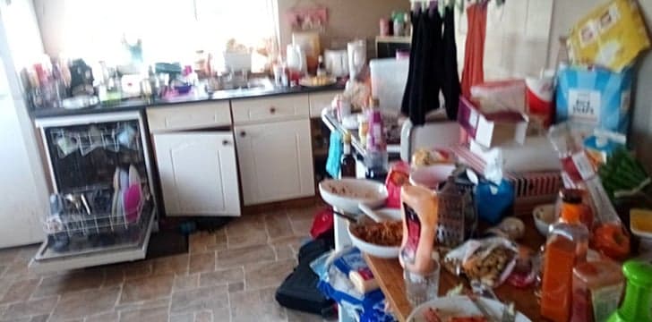 Cuisine saturée : vaisselle sale, emballages et restes couvrant chaque surface