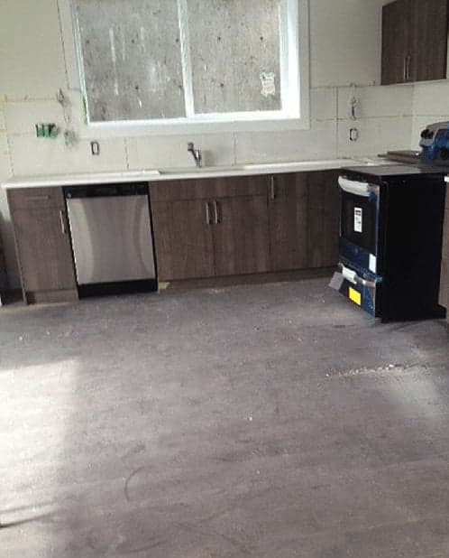 Cuisine en fin de travaux, sol voilé par la poussière de chantier