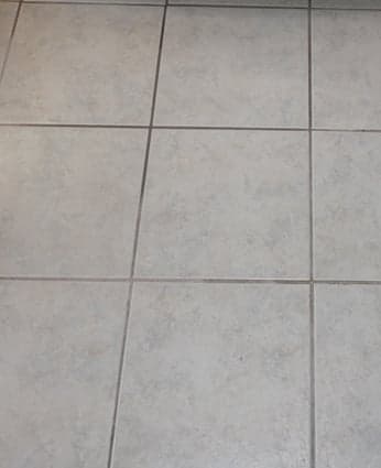 Carrelage clair aux joints grisés par les années