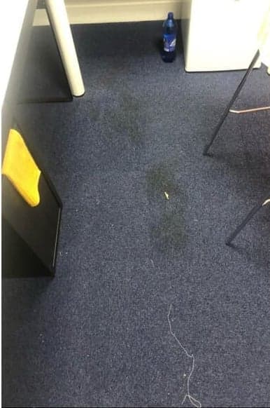 Moquette de bureau marquée de coulures sous les postes de travail