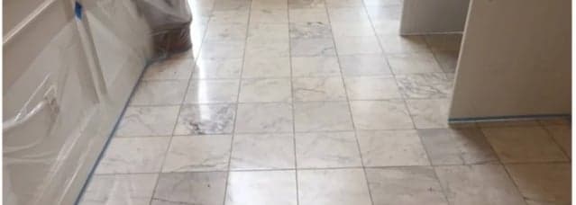Couloir en marbre terni, voilé par la poussière de travaux