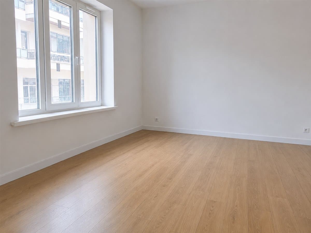 La même pièce livrée : parquet lavé, plinthes et appui de fenêtre essuyés